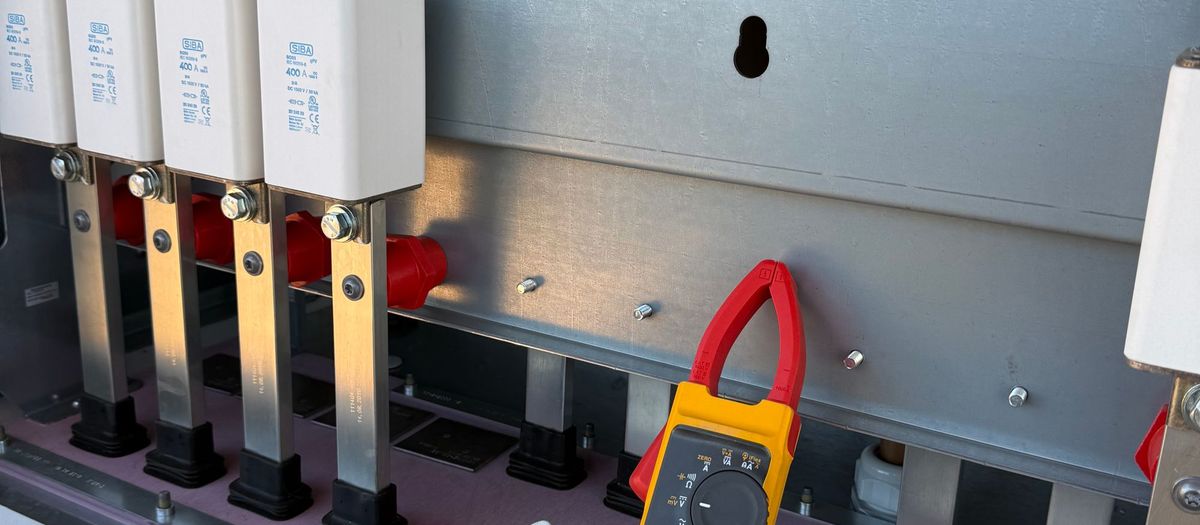 Pomiar miernikiem cęgowym w rozdzielnicy elektrycznej