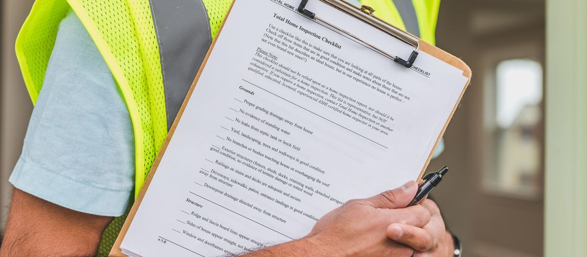Inspektor z podkładką i listą kontrolną podczas przeglądu